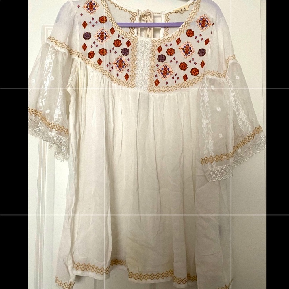 POL white embroidered blouse with lace sleeves